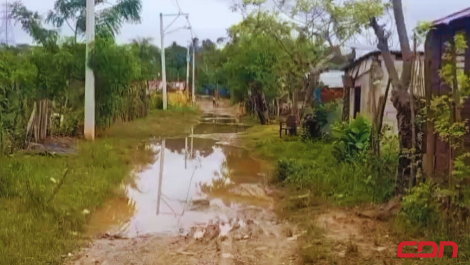 Lluvias provocan inundaciones en el sector Leonel Fernández de Los Alcarrizos; residentes exigen soluciones