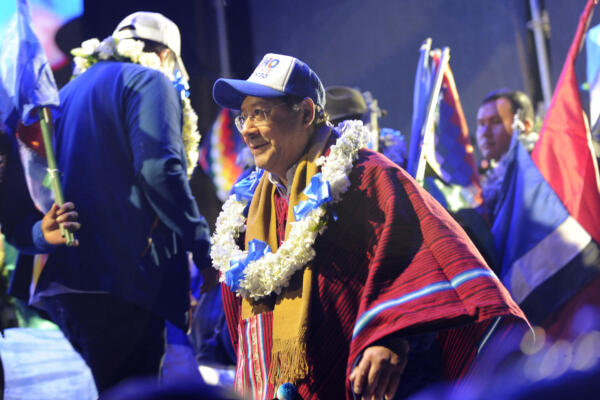 El presidente de Bolivia, Luis Arce, hace un gesto tras ser nombrado candidato presidencial por el partido gobernante Movimiento al Socialismo en La Paz el 28 de abril de 2025. AFP