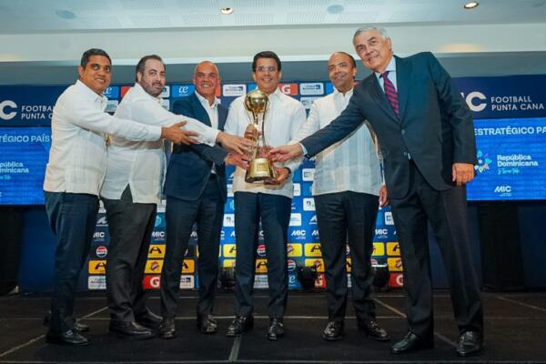 Desde la izquierda: Kelvin Cruz, ministro de deportes, Azor Hazoury, de Cap Cana Sports City, el presidente del MICFootball, David Bellver; David Collado, ministro de turismo, Samuel Pereyra, administrador general de Banreservas y Juan Banclari, presidente de la Asociación de Hoteles y Turismo de la República Dominicana (Asonahores)