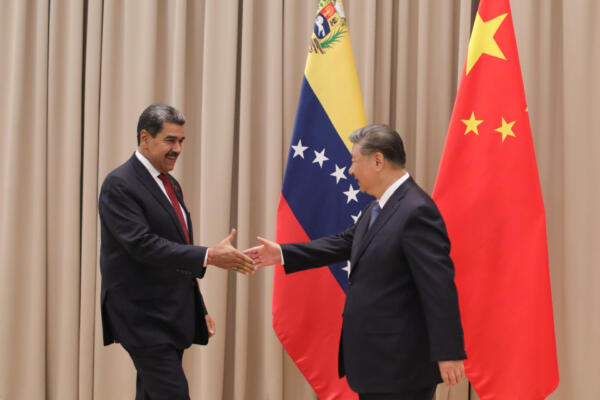 Fotografía del presidente de Venezuela, Nicolás Maduro (i), saludando al presidente de China, Xi Jinping, durante una reunión en Moscú (Rusia). EFE