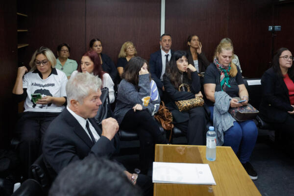 Fotografía que muestra a Dalma (c) y Giannina Maradona (3-d), hijas de Diego Maradona, junto a otros familiares en los tribunales de San Isidro en Buenos Aires, (Argentina). EFE