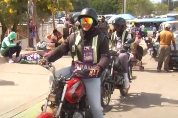 Melany Mejía: una joven madre que desafía el peligro de las calles como “motoconchista” para buscar el sustento de sus hijas.