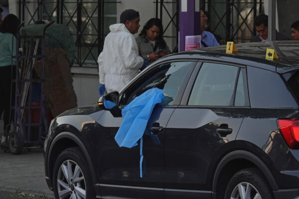 Imagen de archivo de peritos forenses que laboran en la zona donde fue asesinada la secretaria particular de la Jefa de Gobierno Clara Brugada, en una avenida principal de la Ciudad de México. EFE/Madla Hartz