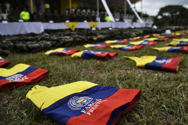 Miembros del Ejército Nacional de Colombia hacen guardia durante la entrega de armas de las FARC-EP en el Cantón Militar San Jorge, en Cúcuta, Norte de Santander, Colombia, el 25 de enero de 2025. AFP