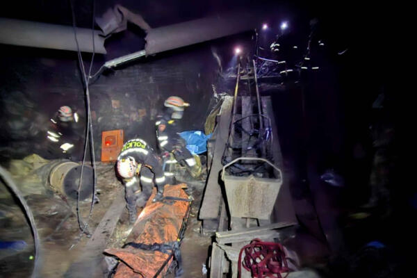 Fotografía difundida por la Policía Nacional de Perú que muestra el interior de la mina de oro Poderosa este domingo, en Pataz. EFE