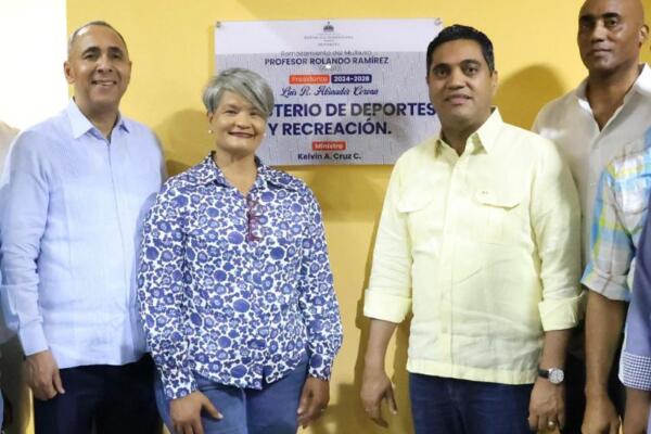 Ministro Kelvin Cruz entrega multiuso Rolando Ramírez renovado en SPM.
