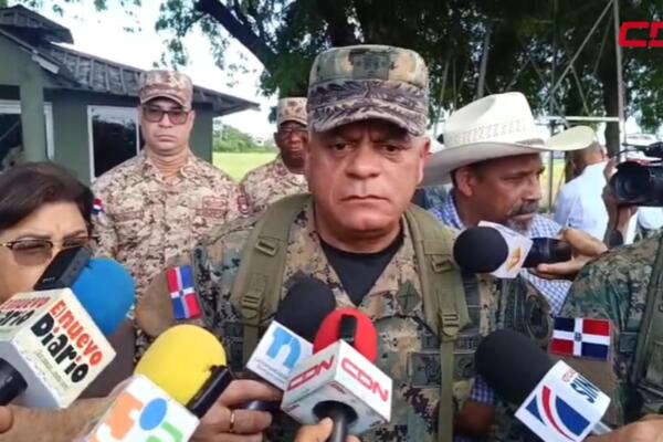 Teniente general Carlos Antonio Fernández Onofre , ministro de Defensa.