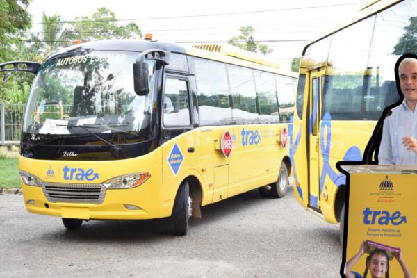 Ministro de Educación encabeza entrega de autobuses escolares en El Seibo