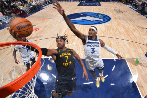 Golden State se quedó con el juego 1 de la serie frente a Minnesota, en un duelo donde Stephen Curry salió lesionado del tendón de la corva.