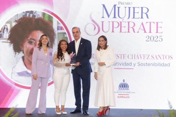 Luis Abinader lidera quinta edición del Premio Mujer Supérate.