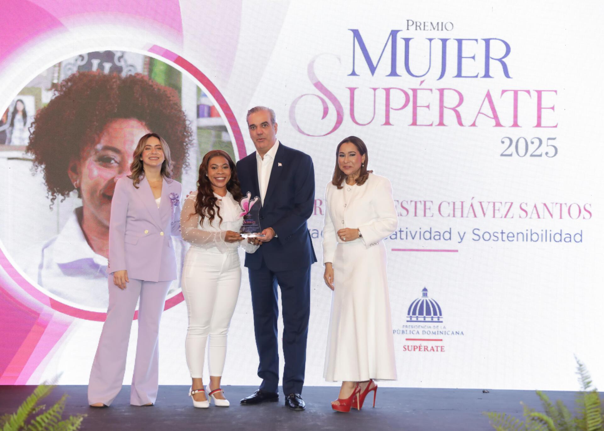 Luis Abinader lidera quinta edición del Premio Mujer Supérate.
