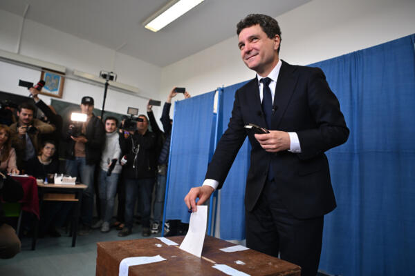 El candidato presidencial Nicusor Dan deposita su voto en un colegio electoral durante la segunda vuelta de las elecciones presidenciales