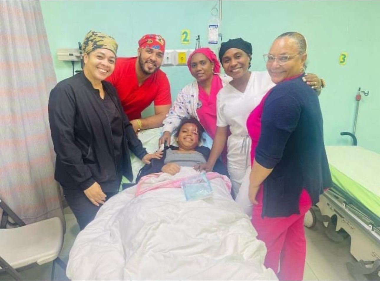 La niña de 13 años perdida en el interior de una alcantarilla en Lavapie, San Cristóbal fue rescatada con vida por comunitarios este viernes.