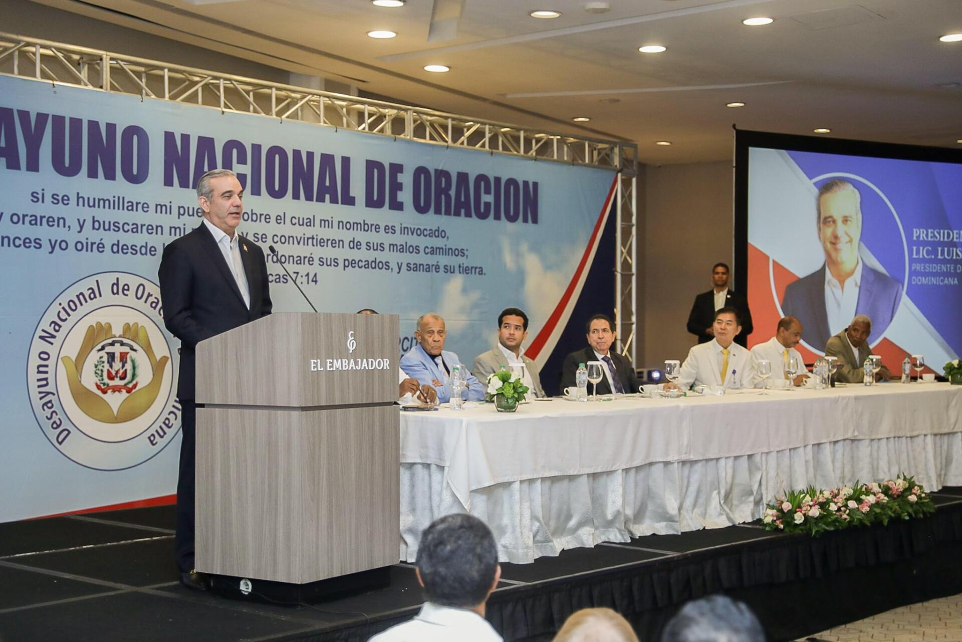 Abinader invita a refugiarse en la oración; dice que en ella encuentra tranquilidad