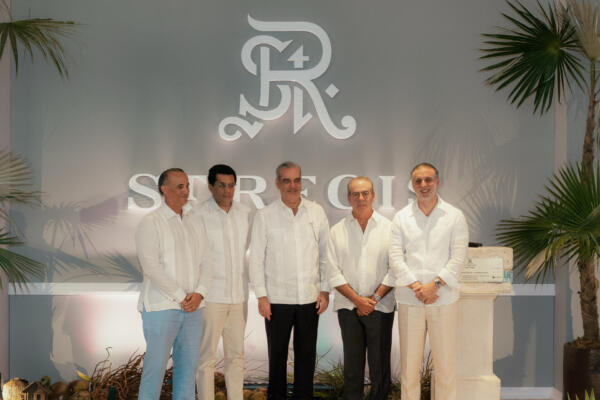 Héctor Garrido, David Collado, Luis Abinader, Dino Campagna y Yamil Isaias
Foto: fuente externa