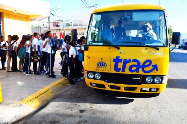 Padres denuncian suspensión del transporte escolar en Villa Altagracia