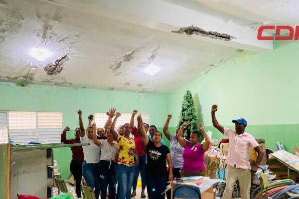 Padres de estudiantes del Centro Educativo Luis Henríquez Yanguela Gómez piden intervención de las autoridades por deterioro del techo. 