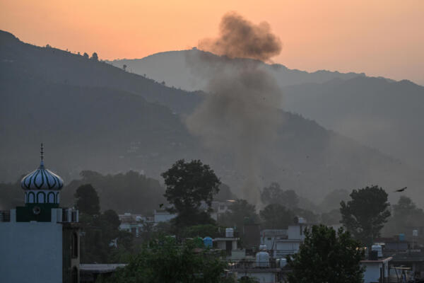 El humo se eleva en la ciudad principal del distrito de Poonch el 7 de mayo de 2025. AFP