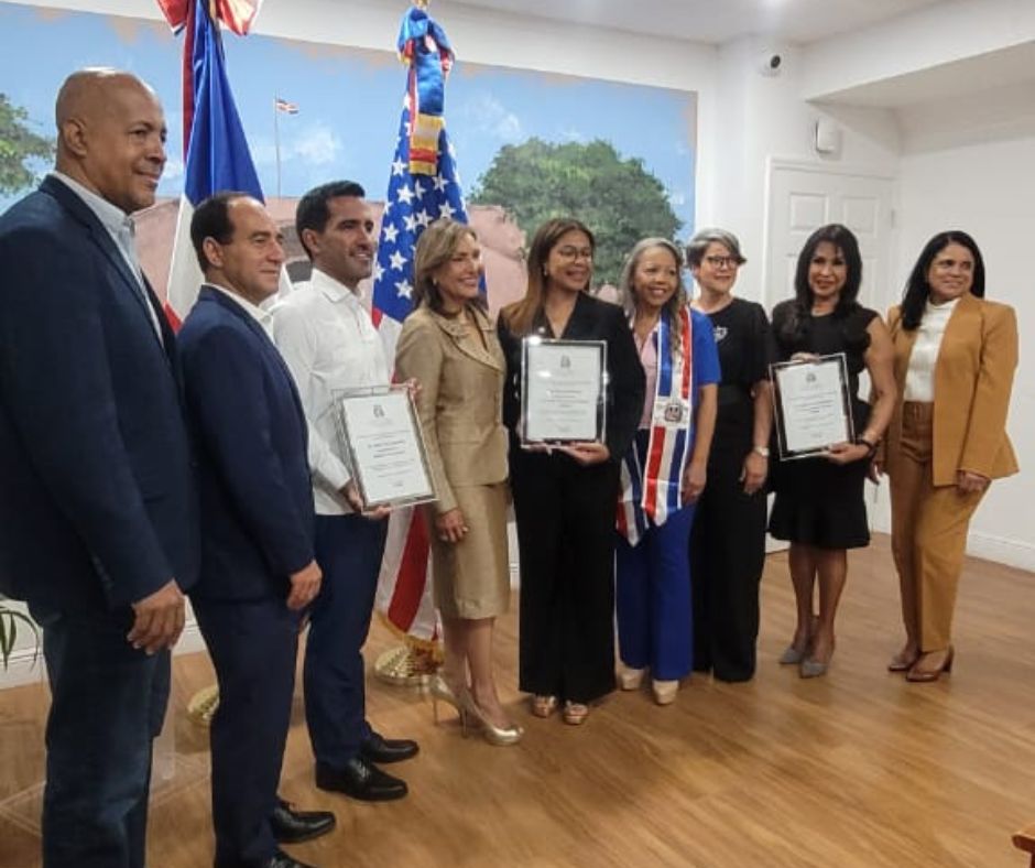 Consulado dominicano en Miami reconoce a los doctores Luis Cruz Camacho y Félix Antonio Cruz Jiminián