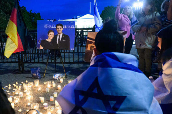 Personas asisten a una vigilia con velas en la Plaza Lafayette, frente a la Casa Blanca, en Washington, D.C., el 22 de mayo de 2025, tras un tiroteo que dejó dos muertos. AFP