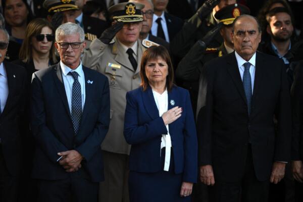 El ministro de Justicia argentino, Mariano Cuneo Libarona (izq.), la ministra de Seguridad argentina, Patricia Bullrich (centro), y el jefe de Gabinete argentino, Guillermo Francos (der.). AFP