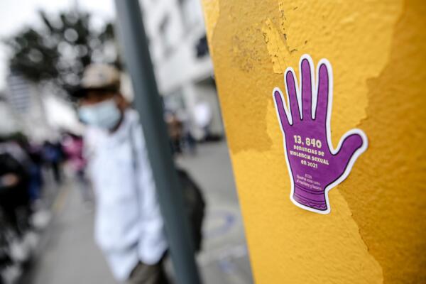 Fotografía de archivo de un cartel contra la violencia sexual en Lima (Perú). EFE/ Stringer