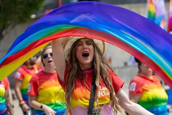 Imagen de personas pertenecientes a la comunidad LGBT durante una marcha. Foto: Fuente externa.