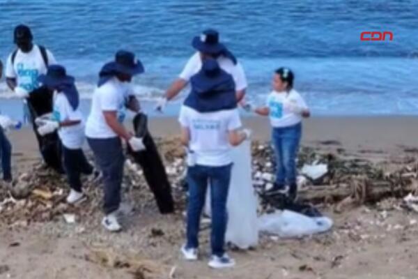 Dominicana de Seguros impulsa jornada de limpieza en la playa Montesinos. (Foto, fuente xerna)