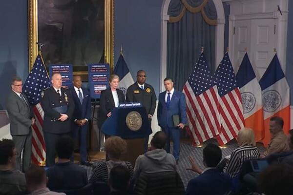 Miembros de la Policía de Nueva York junto al alcalde Eric Adams.