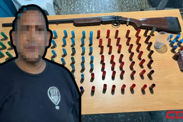 Policía ocupa escopeta ilegal y municiones durante allanamiento en Bayaguana, Monte Plata