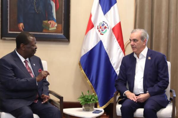 Presidente Abinader recibe visita del canciller de Kenia en el Palacio Nacional