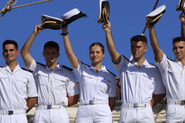La princesa de Asturias, Leonor de Borbón (c), saluda a su llegada este viernes al puerto de Cartagena de Indias (Colombia) a bordo del buque escuela de la Armada española Juan Sebastián Elcano. EFE