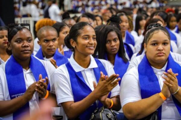 Más de 4,000 jóvenes dominicanos celebraron su graduación del programa Oportunidad 20/24.