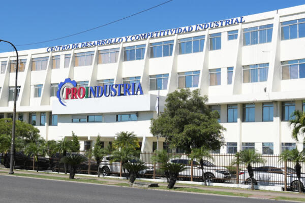 Proindustria reconoce a emprendedores industriales en Santiago durante Feria de Innovación 2024