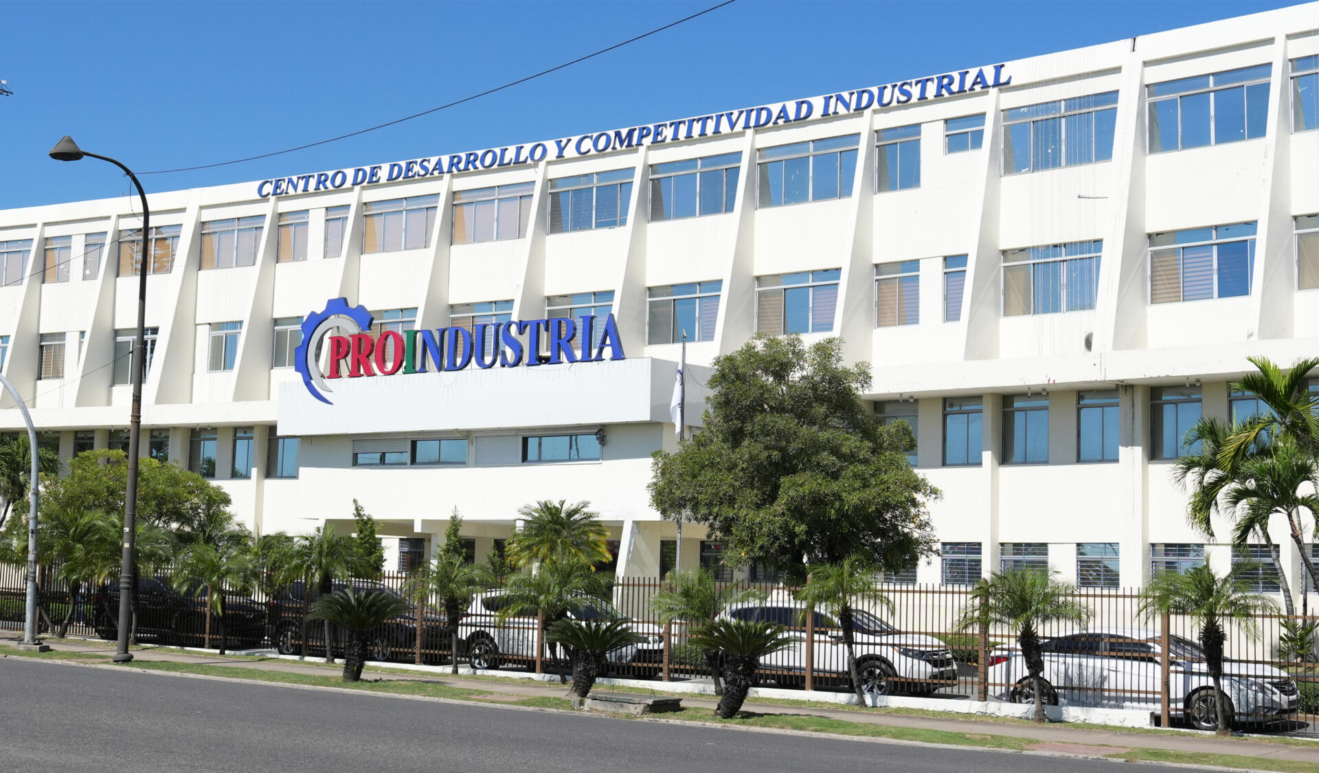 Proindustria reconoce a emprendedores industriales en Santiago durante Feria de Innovación 2024