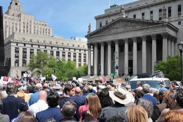 Voces de protesta se levantaron al frente del edificio federal para defender los derechos de inmigrantes.