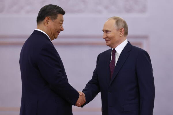 El presidente ruso, Vladímir Putin, estrecha la mano de su homólogo chino, Xi Jinping, durante una ceremonia de bienvenida antes de sus conversaciones en el Kremlin, en Moscú. Foto: EFE