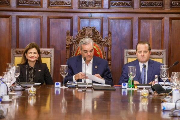 Vicepresidenta Raquel Peña, presidente Luis Abinader y ministro Paliza / foto: Presidencia RD