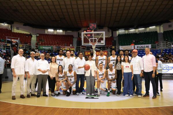 Raquel Peña da apertura oficial a la temporada 2025 de la Liga Nacional de Baloncesto