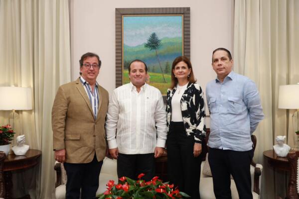 Raquel Peña, José Ignacio Paliza, Ricardo Fonder y Sandy Filpo
Foto: fuente externa
