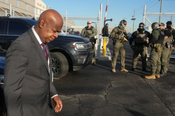 El alcalde de Newark, Ras Baraka, camina junto a agentes de Inmigración y Control de Aduanas (ICE). AFP