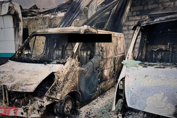Esta fotografía muestra vehículos incendiados estacionados cerca de un edificio civil tras los ataques con drones en la región de Kiev, durante la invasión rusa de Ucrania. Foto: AFP