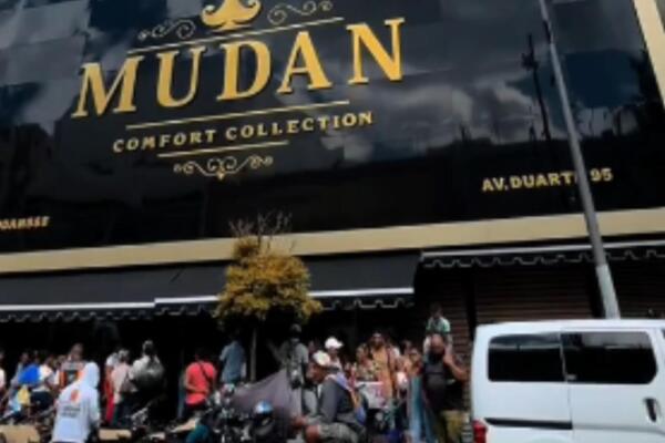 Reportan caos y confusión durante operativo migratorio en tienda china de la Duarte.
