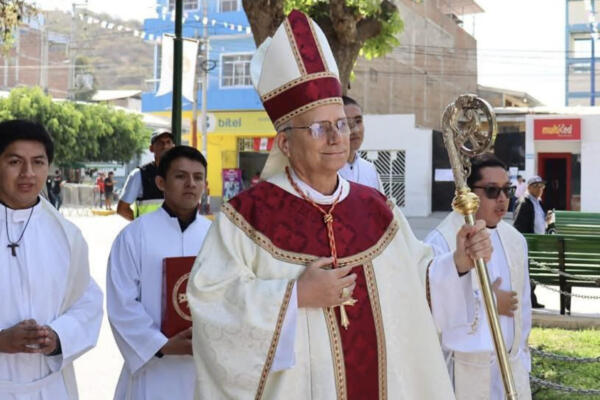 Esta fotografía, publicada el 8 de mayo de 2025 por la agencia de noticias peruana Andina, muestra al entonces obispo Robert Francis Prevost durante una visita a Chulucanas, Perú, en 2024.