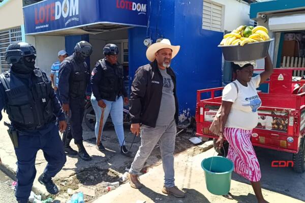 El Alcalde Santiago Riveron da seguimiento a medidas que buscan evitar que comerciantes Haitianos ocupen las aceras en calles de Dajabón.