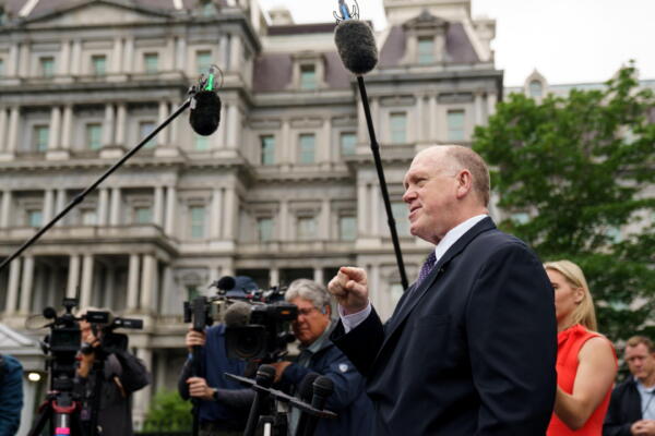 El zar fronterizo de la Casa Blanca, Tom Homan, habla con los medios en la Casa Blanca, Washington, DC, EE.UU., el 29 de mayo de 2025. EFE