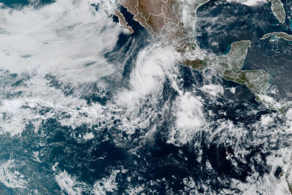 Fotografía satelital donde se muestra la localización de la tormenta tropical Alvin cerca de la costa del Pacífico mexicano. EFE