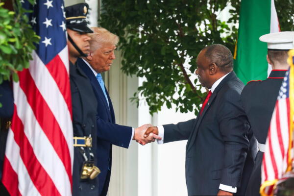 El presidente estadounidense, Donald Trump (i), da la mano a su homólogo de Sudáfrica, Cyril Ramaphosa (d), en la Casa Blanca en Washington. EFE

 
