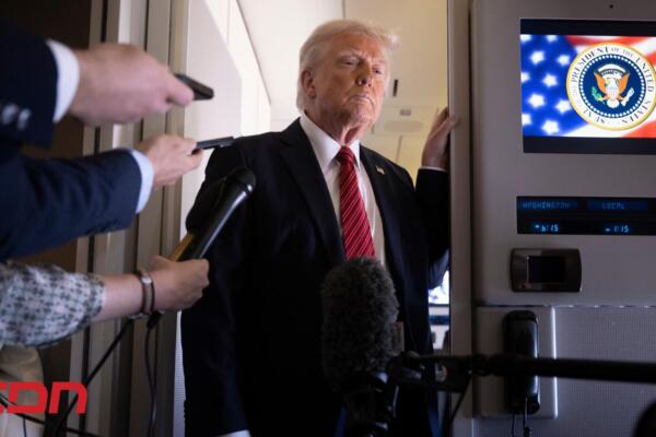El presidente de EE. UU., Donald Trump, mientras habla con la prensa a bordo del Air Force One. Foto: AFP