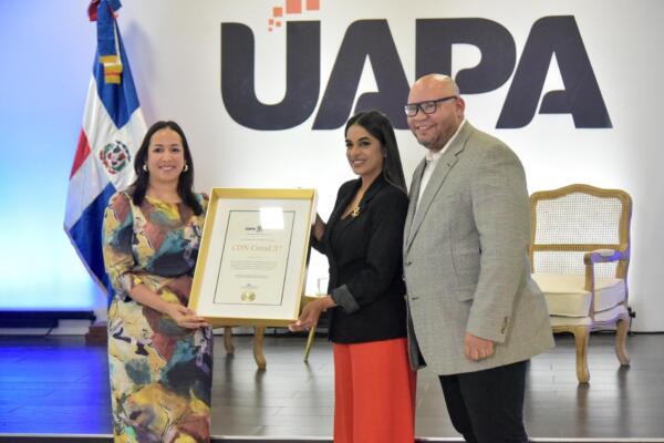 La UAPA reconoció a CDN, canal 37, al Periódico elCaribe y otros medios por el compromiso con la comunicación y la educación.